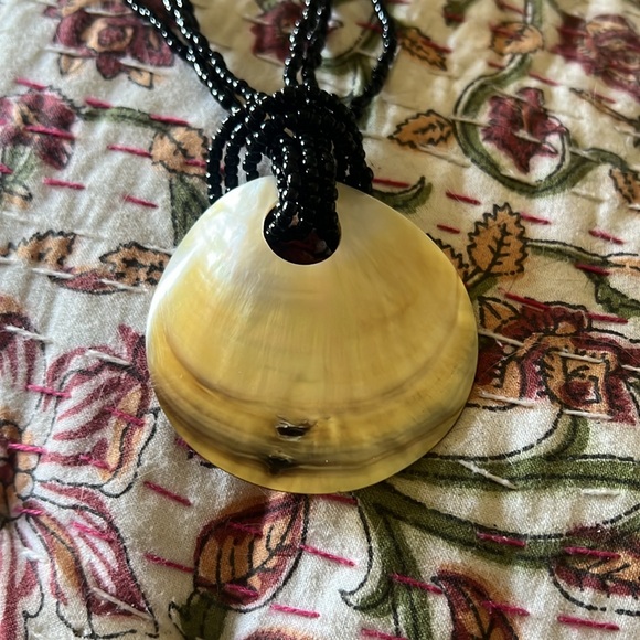 Black seed bead & shell necklace - Picture 2 of 4